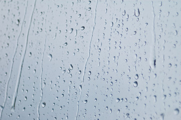 Gotas de lluvia resbalando por el cristal de una ventana