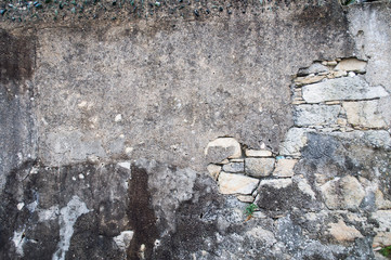 Muro de piedras irregulares tapadas con cemento