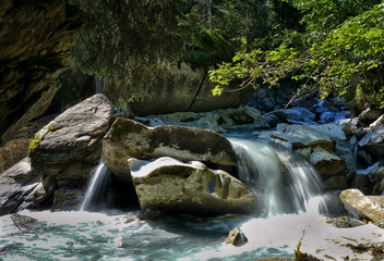 Kleiner weicher Wasserfall eines Gebirgsbaches
