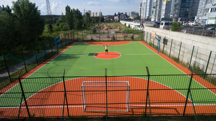 Obraz premium Soccer field among tall houses.