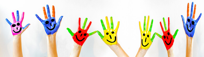Bunt bemalte Kinderhände mit Smileys - Panorama Banner weiß isoliert