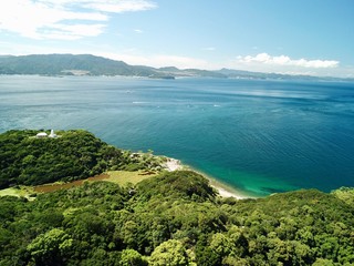 上空からの島と森の空撮