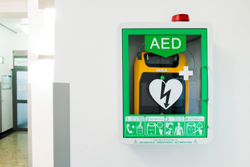 Defibrillator im Krankenhaus - obrazy, fototapety, plakaty