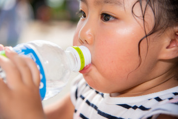 飲み物を飲む子供