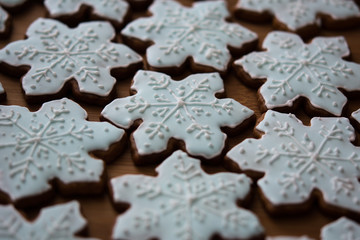 Fototapeta premium christmas gingerbread cookies on wooden background