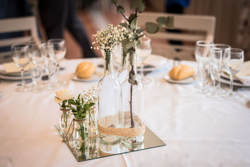 Adornos florales en mesa de banquete de boda