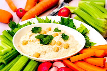 Mediterranean Hummus With Fresh Vegetables