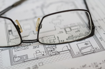Bauzeichnung mit Brille