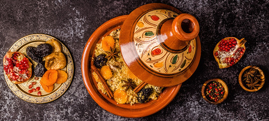 Obraz na płótnie Canvas Traditional moroccan tajine of chicken with dried fruits and spices.