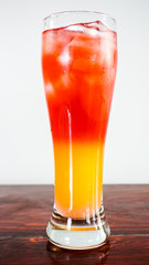jugo de frutas en vaso