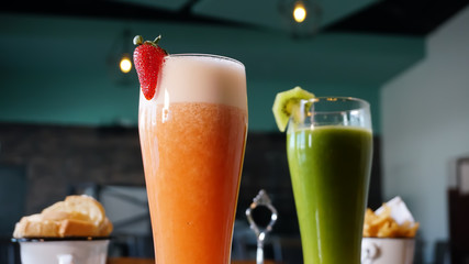 jugo de frutas en vaso