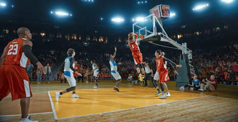 Basketbalspelers op grote professionele arena tijdens het spel. Spannend moment van het spel. Viering