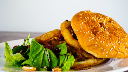 Hmaburguesa con aros de cebolla