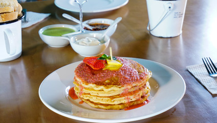 Hot cakes con fruta y mermelada