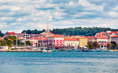 Obraz premium Splendid morning cityscape of popular summer resort Porec. Colorful spring seascape of Adriatic Sea. Wonderful scene of Istrian Peninsula in western Croatia, Europe. Traveling concept background.
