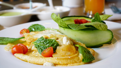 Desayuno huevos con ensalada