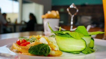 Desayuno huevos con ensalada