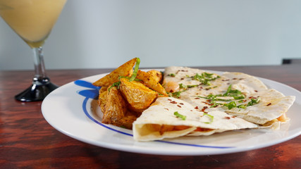 Quesadilla con papas gajo