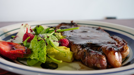 Corte americano con ensalada verde