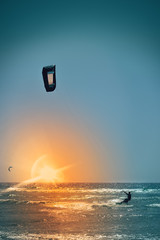 Kitesurfen auf dem Meer bei Sonnenuntergang