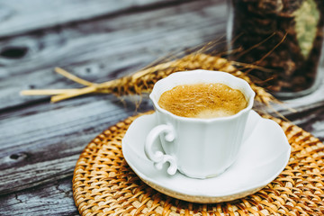 Tasse en porcelaine blanche avec du café frais