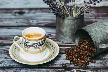 Tasse de café en porcelaine blanc dorée et grains de café