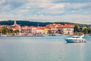 Obraz premium Bright morning cityscape of popular summer resort Porec. Beautiful spring seascape of Adriatic Sea. Stunning scene of Istrian Peninsula in western Croatia, Europe. Instagram filter toned.