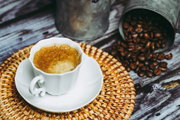 Tasse en porcelaine blanche avec du café frais