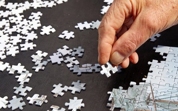 Senior beim puzzeln