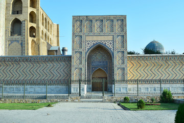 Fototapeta na wymiar Samarkand. Uzbekistan. September 2019. The ancient architectural complex - Registan. Mosque, madras, minaret.