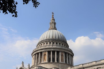 Fototapeta na wymiar La cathédrale Saint Paul de Londres, construite en 1710 - Londres - Royaume Uni