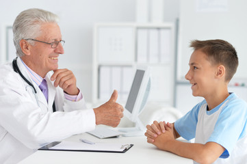 Obraz premium Portrait of happy young family visiting doctor