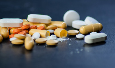 Variedad de pastillas, antibióticos, anti-inflamatorios, tratamientos medicos