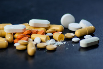 Variedad de pastillas, antibi&oacute;ticos, anti-inflamatorios, tratamientos medicos