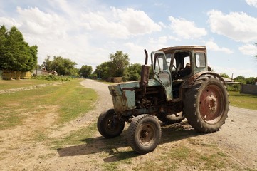 Obraz premium Old iron tractor on a rural road!