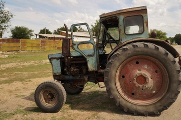 Obraz premium Old iron tractor in field
