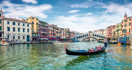 Photo sur Plexiglas Pont du Rialto Romantic spring scene of famous Canal Grande. Colorful morning panorama with Rialto Bridge. Picturesque cityscape of  Venice, Italy, Europe. Traveling concept background.