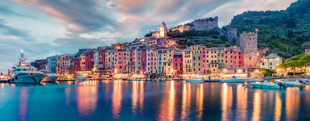 Afwasbaar Fotobehang Liguria Fantastisch lentepanorama van de stad Portovenere. Prachtige avondscène van de Middellandse Zee, Ligurië, provincie La Spezia, Italië, Europa. Reizende concept achtergrond.