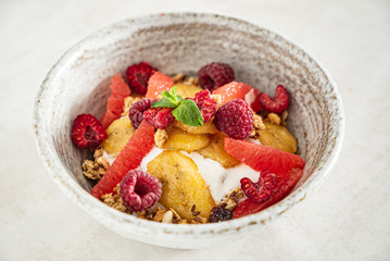 granola with banana and raspberries