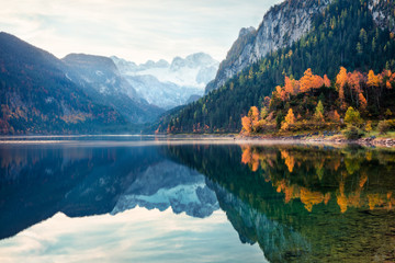 Dramatic autumn scene of Vorderer ( Gosausee ) lake with Dachstein glacier on background. Exciting morning view of Austrian Alps, Upper Austria, Europe. Beauty of nature concept background. - obrazy, fototapety, plakaty