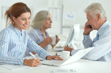 Obraz premium Portrait of group of successful business people in modern office