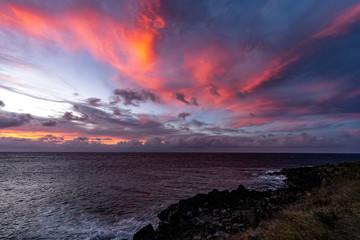 Obraz premium Red sky along coast at sunset