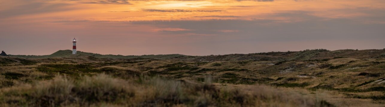 Sonnenuntergang mit Leuchtturm