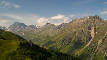 Obraz premium Długa ekspozycja krajobrazowa panorama wysokich gór latem. Alpy Tyrolskie, Austria.