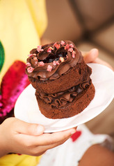 Bolo de chocolate com frutas vermelhas 