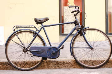 Fototapeta na wymiar oldfashioned bike on the street 