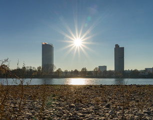 Posttower und UN Campus in Bonn mit Sonne