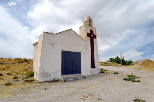 Petite église blanche avec grande croix. Andalouise. Espagne.