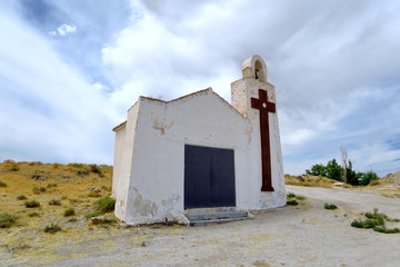 Petite église blanche avec grande croix. Andalouise. Espagne.