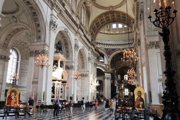 Fototapeta na wymiar La cathédrale Saint Paul de Londres - Royaume Uni - Vue intérieure de la nef ou allée centrale